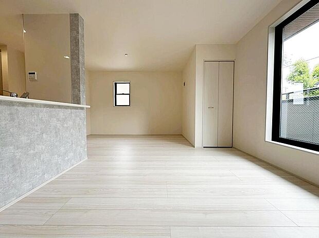☆Living　Room☆
フローリングは2つのガード機能で凹みや傷に強く、お手入れも簡単☆ワックスによる艶出しや保護も必要ない、お財布に優しい材質を選択しています♪