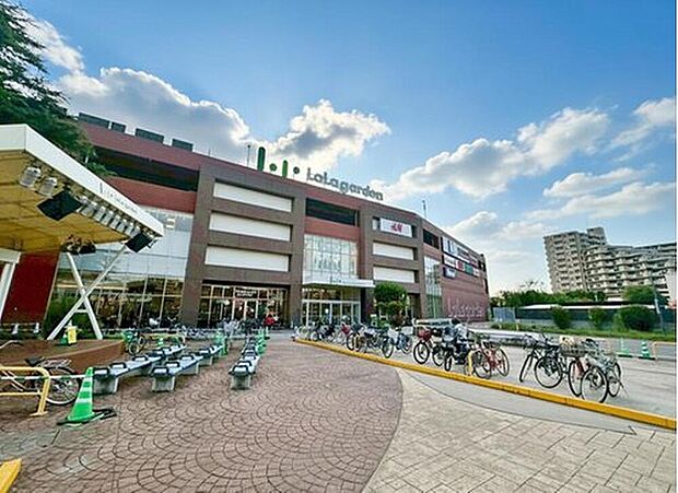 【ララガーデン】大型ショッピングモールまで車で4分♪
スーパー、家具店、飲食店などが立ち並ぶ商業施設。
普段のお買い物から新生活の準備も、ここで揃えられそう♪