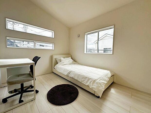 ☆Bedroom☆
2階のお部屋です。光を取り入れやすのはもちろんですが、建物全体の窓の数も増えておりますので、換気性能に優れた物件です。窓を開ければ家中を気持ちの良い風が通り抜けます。