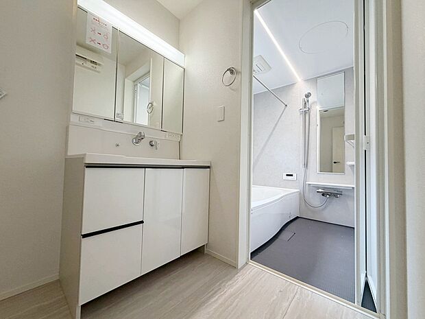 ☆Washstand☆白を基調とした爽やかなサニタリースペース。収納たっぷりの三面鏡に陽の光差し込む明るい空間で、毎日の身支度も気持ち良くお使い頂けます。