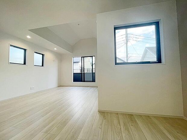 ☆Living Room☆
陽当たり抜群の広々LDK♪ あたたかな光が空間全体を満たします! ゆとりあるリビングで快適に過ごせるため、家族の笑顔が自然と広がります。