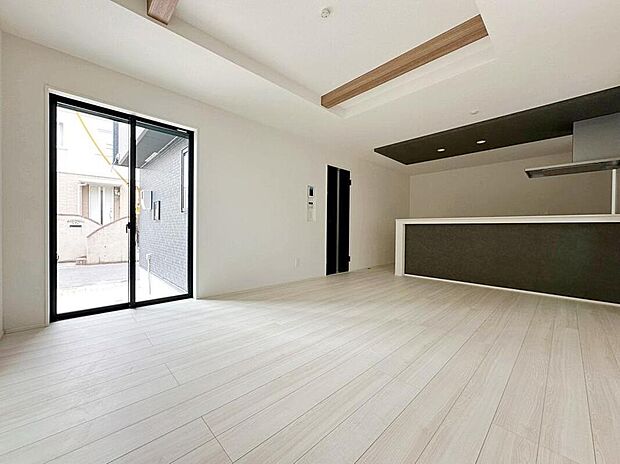 ☆Living Room☆
広くて明るいLDK♪心地の良い光が全体を包みます! また、くつろげるリビングが広く確保されているため、ご家族皆様の笑顔が溢れます。