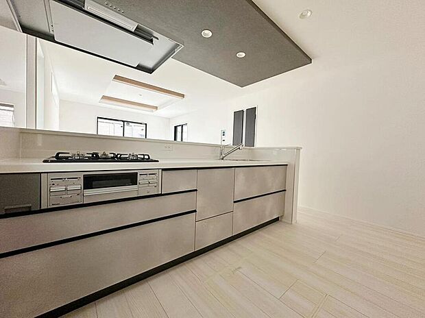 ☆System Kitchen☆
キッチンからのママ目線はコチラ♪キッチンは開放感もありリビング全体が見渡せますね♪広くて明るいキッチンは大変使いやすくなっております。