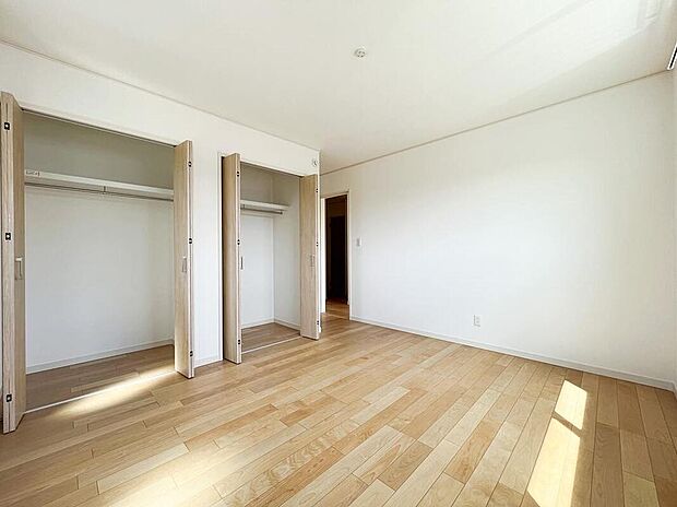 【収納】各居室に収納を完備しております。収納が豊富な住宅は居室空間がしっかりと使えるので暮らしやすさが断然に上がります。荷物をを気にすることなく家具の配置をお好み通りにできるのも大きな魅力です。