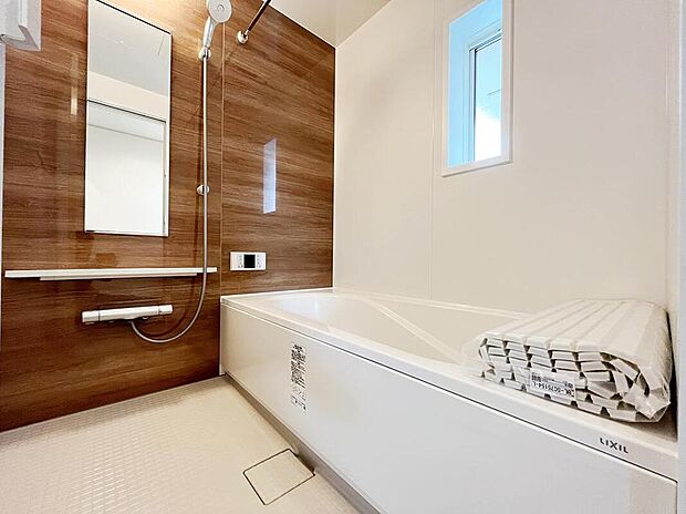 【浴室】ゆったり疲れを癒せるスクエアバス。半身浴など、ゆったりと疲れを癒すことができます☆家事を頑張るママに嬉しい追い炊き＆浴室乾燥機付き。
