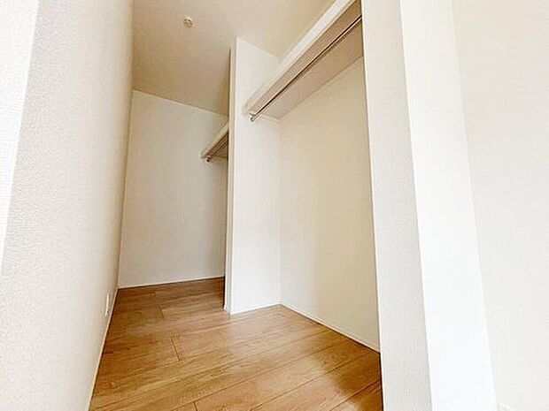 【収納】各居室に収納を完備しております収納が豊富な住宅は居室空間がしっかりと使えるので暮らしやすさが断然に上がります。荷物をを気にすることなく家具の配置をお好み通りにできるのも大きな魅力です