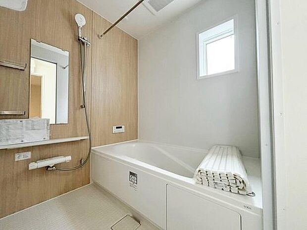 【浴室】窓付きのバスルーム。陽射し差し込む明るい環境は、日中の入浴も気持ち良くお使い頂けそうです。