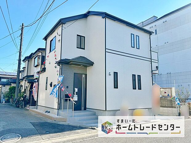 【前面道路含む現地写真】前面の道路は車のすれ違いもスムーズにできる8ｍの幅があります。北側4ｍは袋小路になっているので、小さなお子様のいるご家庭も安心です♪