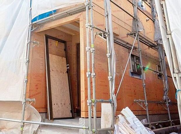 【地震や台風などの水平力に耐える「耐力壁」】構造用面材には国土交通大臣認定パーチクルボード9ｍｍ厚（大臣認定仕様 FRM-0177）を使用。一般的には2.5倍の壁倍率も、2.9倍に設定しています。