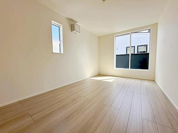 【リビング以外の居室】2面採光を確保した明るい室内は、風通しも良く、大変居心地の良い空間となっております。爽やかな風を感じて起きる朝は、快適生活の始まりに！