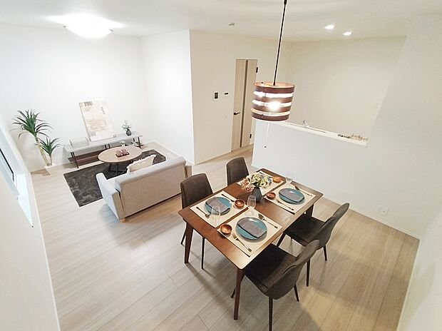 【リビング】明るい陽射しが差し込み、会話のはずむ対面キッチン！ダイニングスペースを広めに設けたので5脚や6脚のダイニングテーブルも置けそうです！