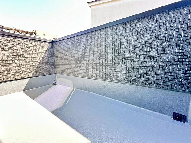 【バルコニー】南に面したバルコニーは陽当たり良好♪目の前を遮る建物もないので解放感がございます。ワイドタイプなのでたくさんのお洗濯物も一気に干すことができますよ！