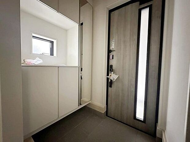 【☆Entrance☆】大型のシューズボックスをご用意しておりますのでたくさんの履物もすっきりと収納することができます！姿見付きでお出かけ前の身だしなみ確認にも便利にご利用頂けます♪