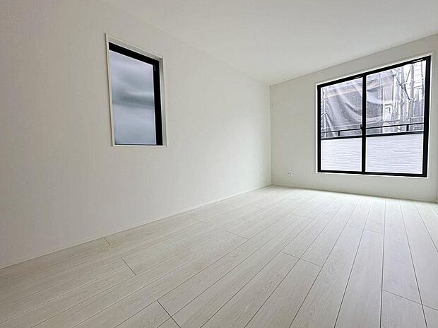 【☆Bedroom☆】全居室2面採光です。光を取り入れやすのはもちろんですが、建物全体の窓の数も増えておりますので、換気性能に優れた物件です。窓を開ければ家中を気持ちの良い風が通り抜けます。