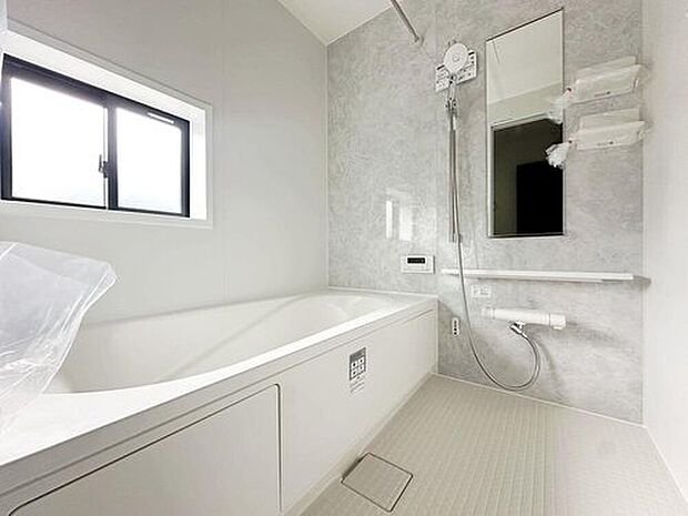 【☆System　Bath☆】窓付きのバスルーム。陽射し差し込む明るい環境は、日中の入浴も気持ち良くお使い頂けそうです。
