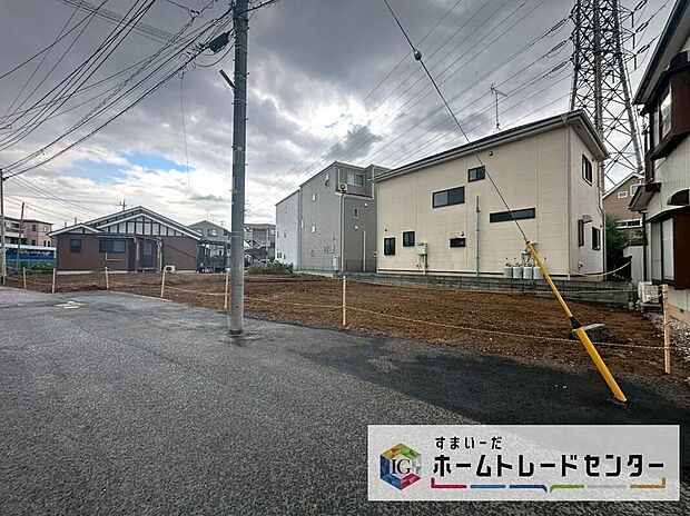 【前面道路含む現地写真】ご予約をいただければ、もちろん平日や夜間でもご案内は可能です。お仕事の形態が多様化しておりますので、決まったお時間では中々身動きが取れないお客様も多いかと思います。お気軽にお申し出ください。