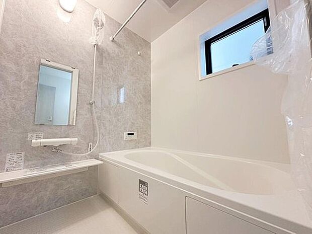 【浴室】入浴するときの姿勢にこだわったスクエアバス。半身浴など、ゆったりと疲れを癒すことができます☆家事を頑張るママに嬉しい追い炊き&浴室乾燥機付き。