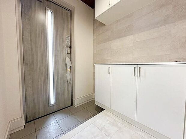 【玄関】玄関には大型のシューズボックスを標準採用。たくさんのお履き物もすっきりと収納が可能、玄関も広く見せることが出来るようになります♪