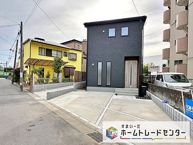 【【前面道路含む現地写真】】閑静な住宅街は落ち着いた新生活を送るのにぴったりです♪カースペース2台分ございますので、家族分の自転車を駐輪したり、来客用の駐車スペースとしてもお使いいただけます。