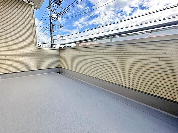 【☆Balcony☆】バルコニーは南向きで陽当たり良好♪ワイドタイプなのでたくさんのお洗濯物も一気に干すことができます！インナータイプなので多少の雨でも安心です。
