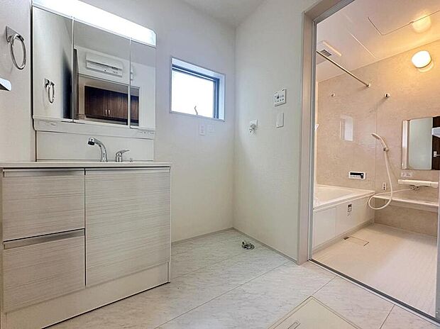 【☆Washstand☆】白を基調とした清潔感のある洗面所スペース。洗面台は人気の三面鏡仕様。使い勝手の良さはもちろん、鏡の裏が収納になっており見える範囲をスッキリとすることができます。