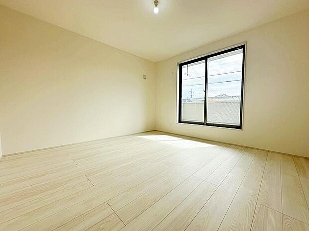【☆Bedroom☆】2階の居室はすべて２面採光で、日当たり良好です☆バルコニーのある部屋は大きな窓から日差しを取り込み、お昼寝したくなる温かさ♪