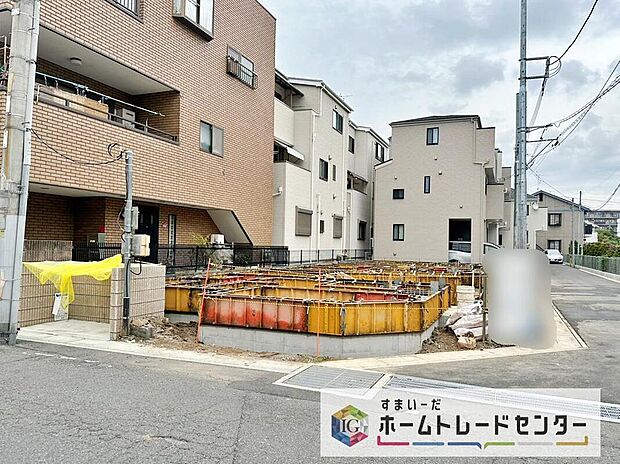 【現地外観写真】ご予約をいただければ、もちろん平日や夜間でもご案内は可能です。お仕事の形態が多様化しておりますので、決まったお時間では中々身動きが取れないお客様も多いかと思います。お気軽にお申し出ください。