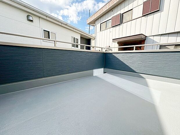 【バルコニー】バルコニーは南向きで陽当たり良好♪ワイドタイプなのでたくさんのお洗濯物も一気に干すことができます！インナータイプなので多少の雨でも安心です。