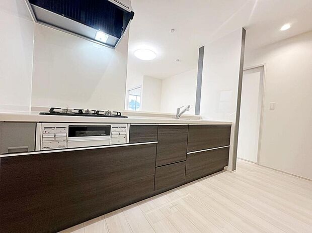 【キッチン】広いキッチンは、毎日のお料理を楽しくさせてくれる強い味方！大きなフライパンも収まる収納と洗いやすいワイドなシンク！