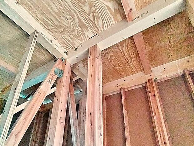 【日本の気候風土に適した「木造軸組工法」】柱、梁などの「軸組み」で構造体を作り上げています。　接合部には、金物・筋かいなどで補強を行いより強度を高め、木材はプレカットにより品質のバラツキを防ぎ、安定した品質の住宅を供給しています。