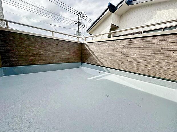【バルコニー】バルコニーは南向きで陽当たり良好♪ワイドタイプなのでたくさんのお洗濯物も一気に干すことができます！インナータイプなので多少の雨でも安心です。