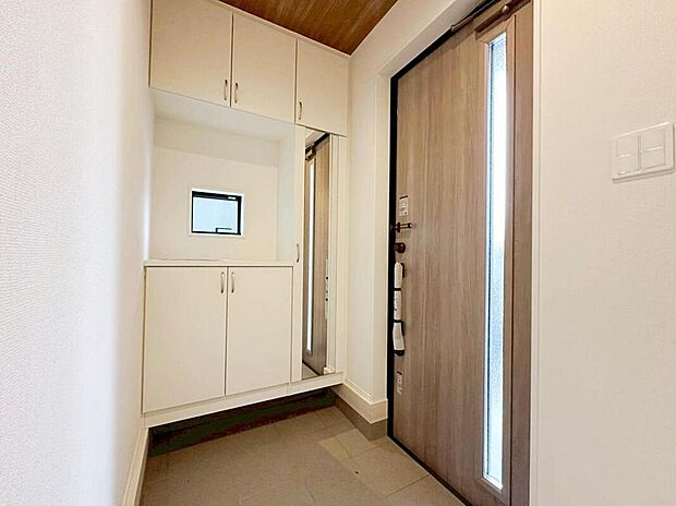 【☆Entrance☆】大型のシューズボックスをご用意しておりますのでたくさんの履物もすっきりと収納することができます！姿見付きでお出かけ前の身だしなみ確認にも便利にご利用頂けます♪
