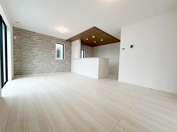 【☆Living　Room☆】広くて明るいＬＤＫ♪心地の良い光が全体を包みます！ また、くつろげるリビングが広く確保されているため、ご家族皆様の笑顔が溢れます。