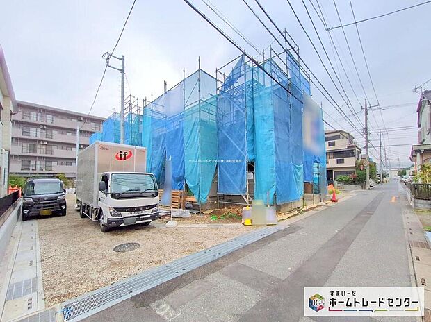 【前面道路含む現地写真】今から見たい！大歓迎です♪ お気軽にホームトレードセンターまでお問い合わせください。 閑静な街並みの分譲地を是非現地にてご覧ください。 近隣の物件も併せてご紹介することも可能です。