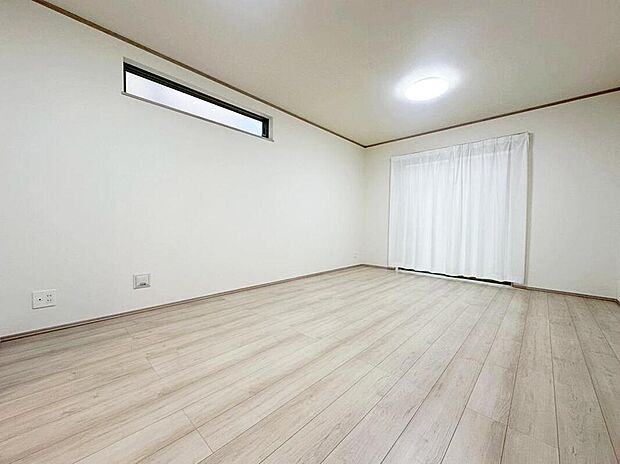 【リビング】明るい陽射しが差し込み、会話のはずむ対面キッチン！ダイニングスペースを広めに設けたので5脚や6脚のダイニングテーブルも置けそうです！