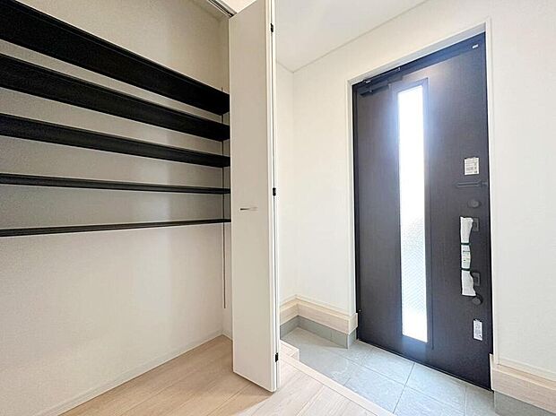 【玄関】玄関に備え付けのシューズボックス。大容量の収納力でご家族の履物もすっきり収納できます♪片付けが楽になる豊富な収納は、日々のストレス軽減にもつながります。