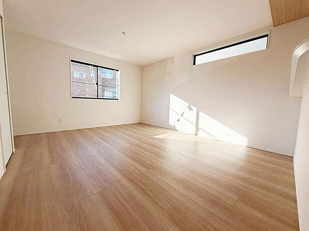 【リビング】広くて明るいＬＤＫ♪心地の良い光が全体を包みます！ また、くつろげるリビングが広く確保されているため、ご家族皆様の笑顔が溢れます。