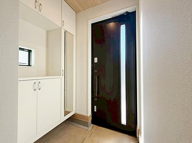 【玄関】大型のシューズボックスをご用意しておりますのでたくさんの履物もすっきりと収納することができます！姿見付きでお出かけ前の身だしなみ確認にも便利にご利用頂けます♪