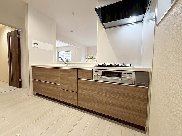 【キッチン】広いキッチンは、毎日のお料理を楽しくさせてくれる強い味方!大きなフライパンも収まる収納と洗いやすいワイドなシンク!