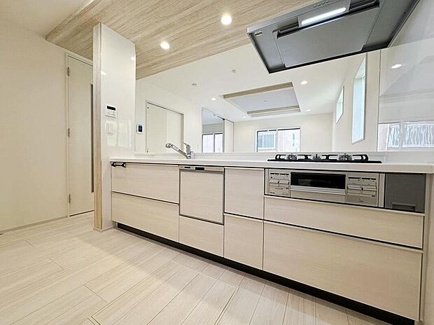 【キッチン】人工大理石トップ仕様の高級感のあるシステムキッチン。食洗機や浄水器、ハンドシャワーなど、高機能付きです。サポート力◎で、家事も快適スムーズに出来そうです。