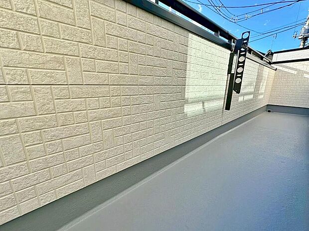 【バルコニー】目の前を遮る建物もないので解放感がございます。ワイドタイプなのでたくさんのお洗濯物も一気に干すことができますよ!