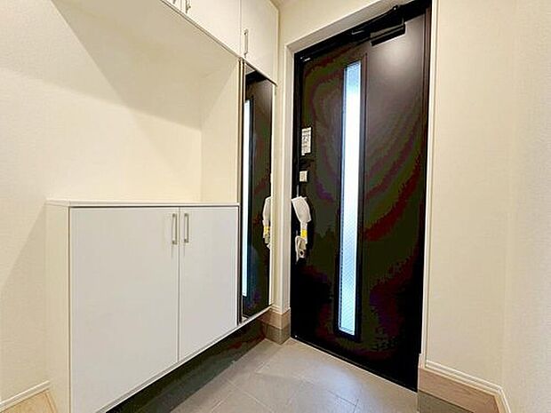 【玄関】こちらが玄関です。お客様の訪問時に建物の中で一番先に目に入る場所です。大型シューズボックスも備え付けてあり、ご家族皆様の靴もゆったり入ります。