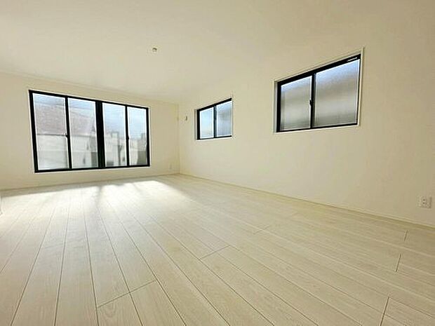 【リビング】広くて明るいLDK♪心地の良い光が全体を包みます! また、くつろげるリビングが広く確保されているため、ご家族皆様の笑顔が溢れます。