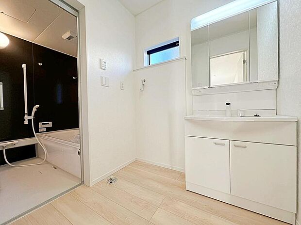 【洗面台・洗面所】合わせ鏡が可能な3面鏡です。朝の忙しい時間でもの身だしなみのチェックもここだけで完結できます。もちろん鏡の後ろは充分な収納力を持った収納となっており、視界に入る部分はスッキリと片付きます。