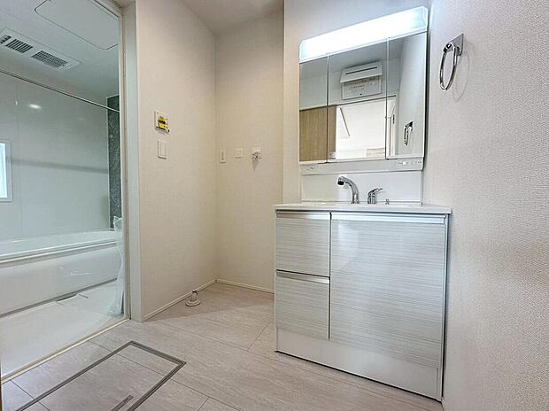 【洗面台・洗面所】(1号棟)
洗面所にしっかりとしたゆとりを持たせることで、普段の生活のストレスにつながります。朝の準備に洗濯物の取り回し、浴室出入りや着替えなど、機能性が求められる場所です。