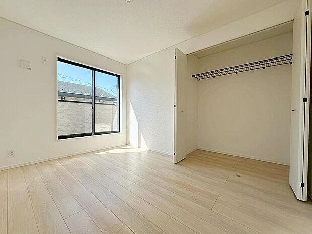 【収納】各居室に収納を完備しております収納が豊富な住宅は居室空間がしっかりと使えるので暮らしやすさが断然に上がります。荷物をを気にすることなく家具の配置をお好み通りにできるのも大きな魅力です。