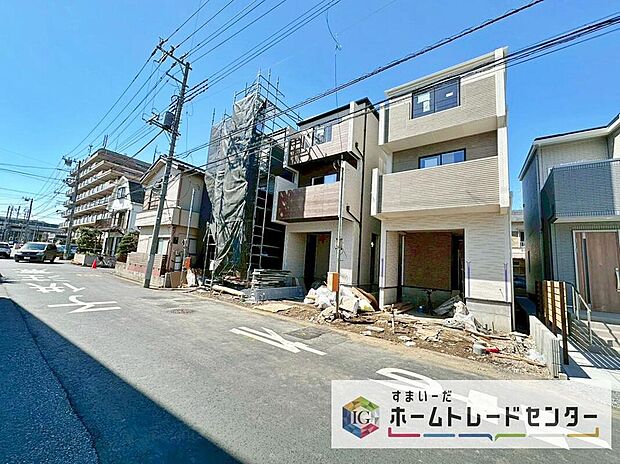 【前面道路含む現地写真】今から見たい!大歓迎です♪ お気軽にホームトレードセンターまでお問い合わせください。 閑静な街並みの分譲地を是非現地にてご覧ください。 近隣の物件も併せてご紹介することも可能です。