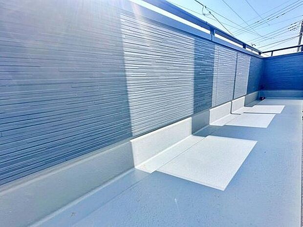 【バルコニー】バルコニーは南向きで陽当たり良好♪たくさんのお洗濯物も一気に干すことができます！