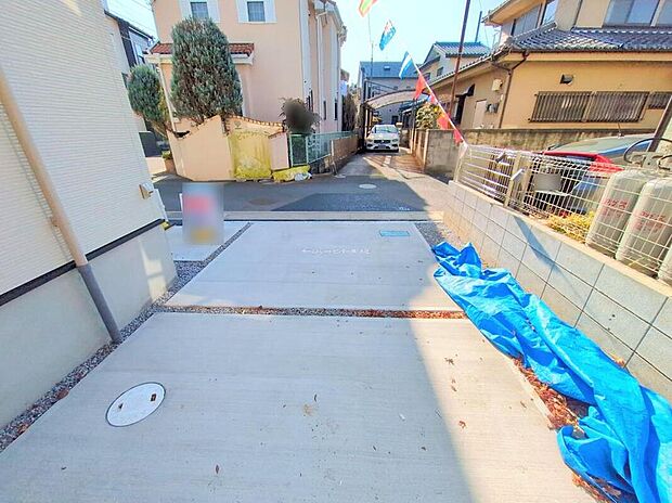 【駐車場】嬉しいコンクリート仕上げのカースペース。雨の日も足元を気にせず外出できます。