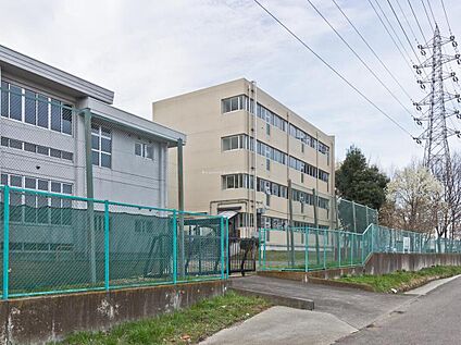 さいたま市立七里中学校 1300ｍ(徒歩17分)